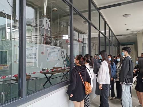 陜西省商貿(mào)學(xué)校茶葉經(jīng)營與服務(wù)專業(yè)開展禮儀服務(wù)學(xué)習(xí)實(shí)踐活動(dòng)